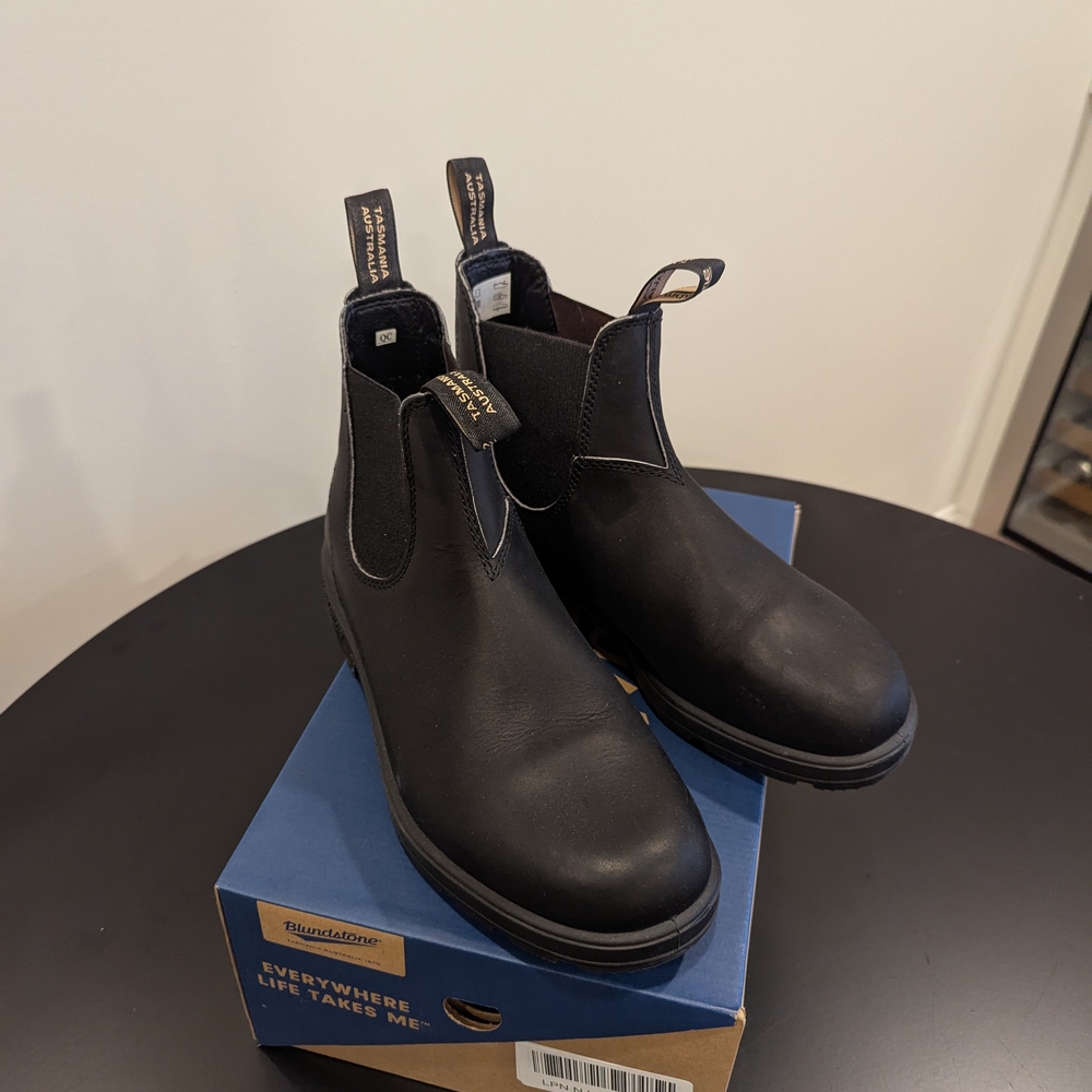 Blundstone Black Chelsea Boots with Elastic Panels
